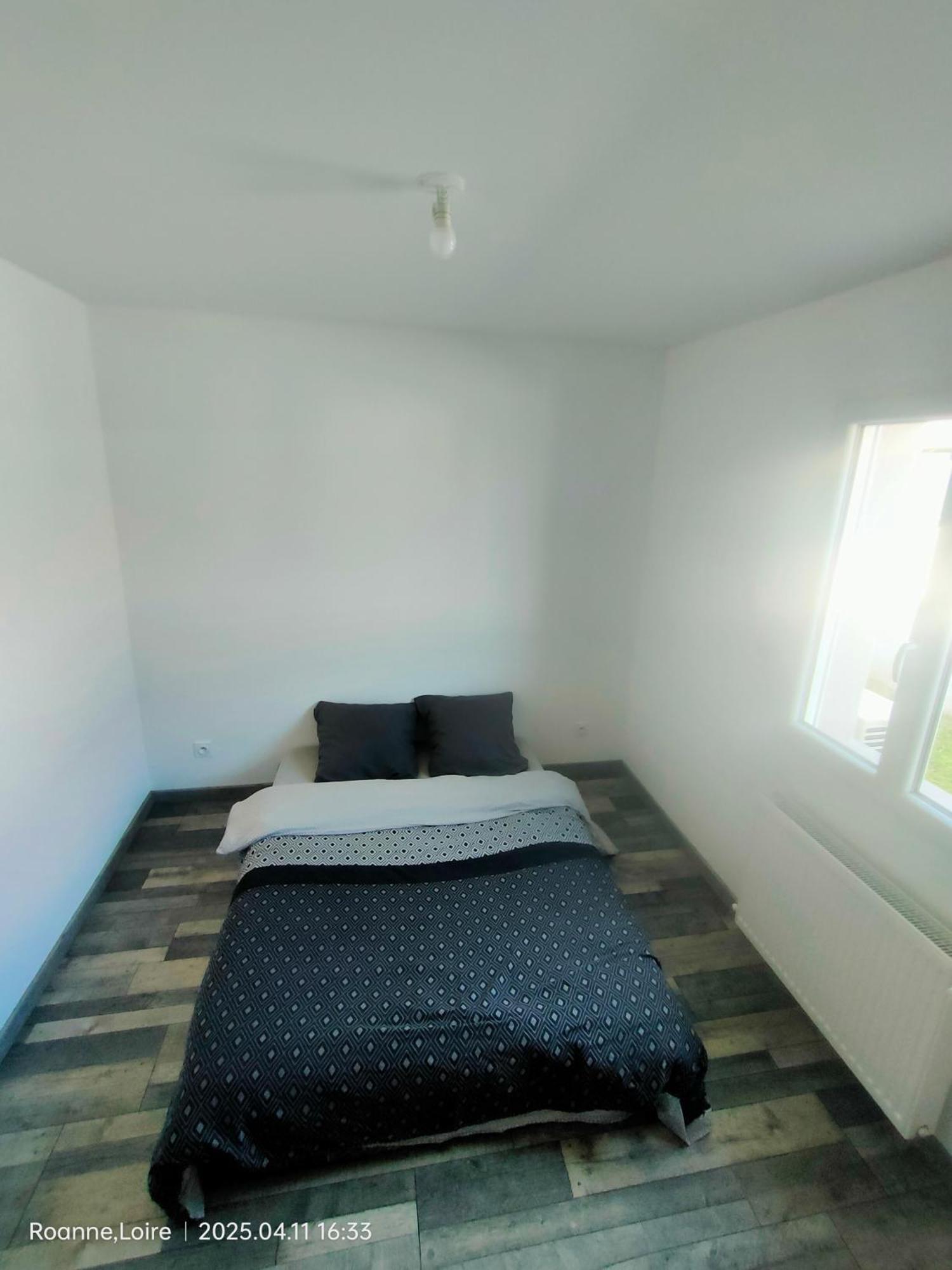 Chambre Dans Maison Plain-Pied Moderne 罗阿纳 外观 照片
